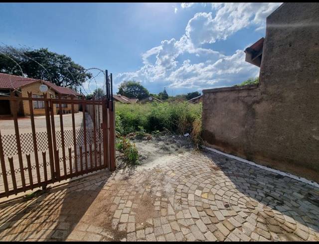 LAND FOR SALE IN FLORA PARK